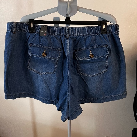 Torrid Medium Wash Jean Shorts Relaxed Fit - Picture 2 of 4